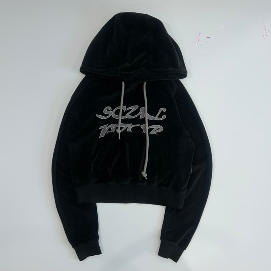 Sculptor 스컬프터 그레이 로고 블랙 벨벳 크롭 후드티 상품이미지3