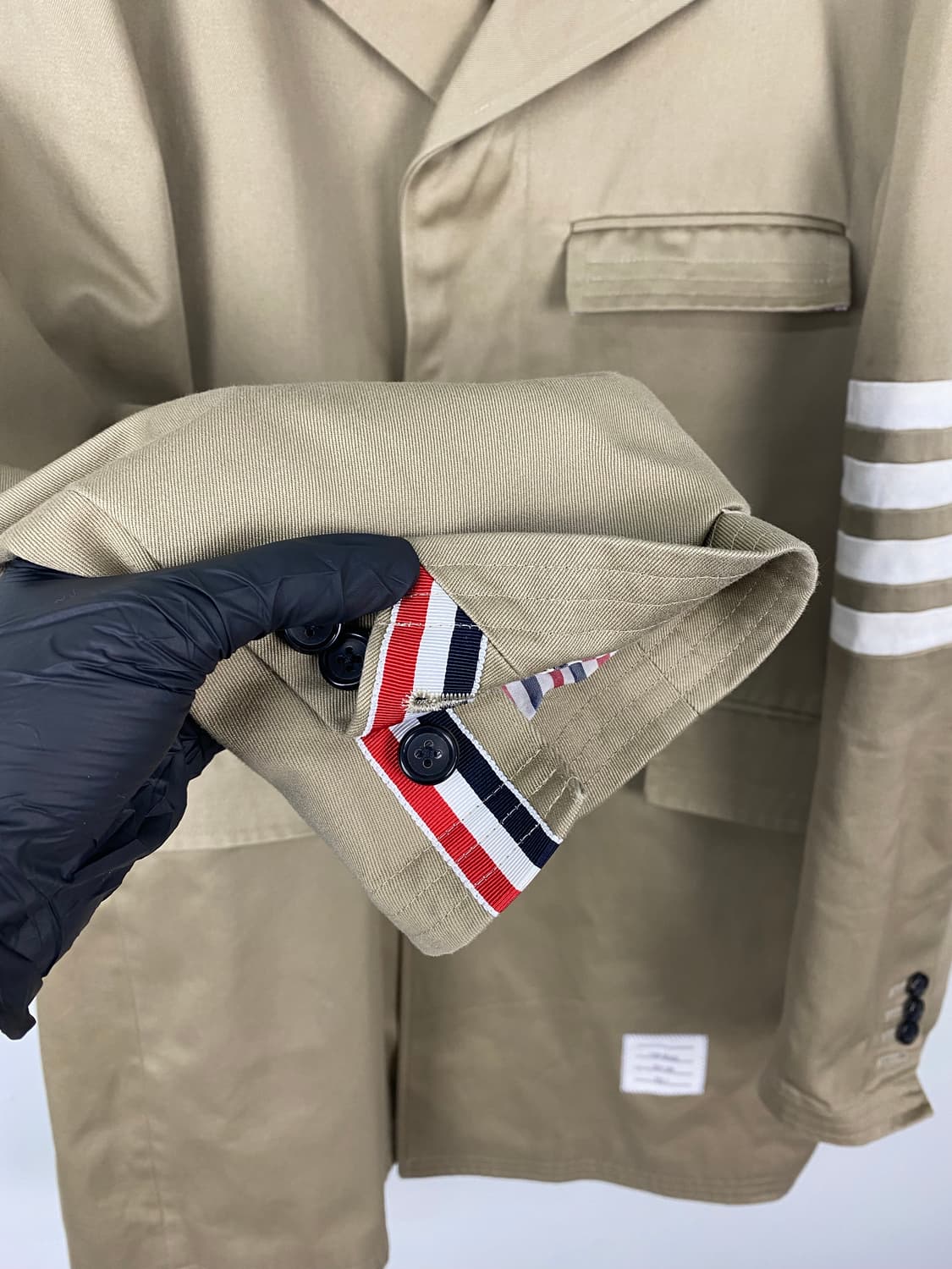 톰브라운 사선완장 체스터필드 코트 (MOU543A) 상품이미지3