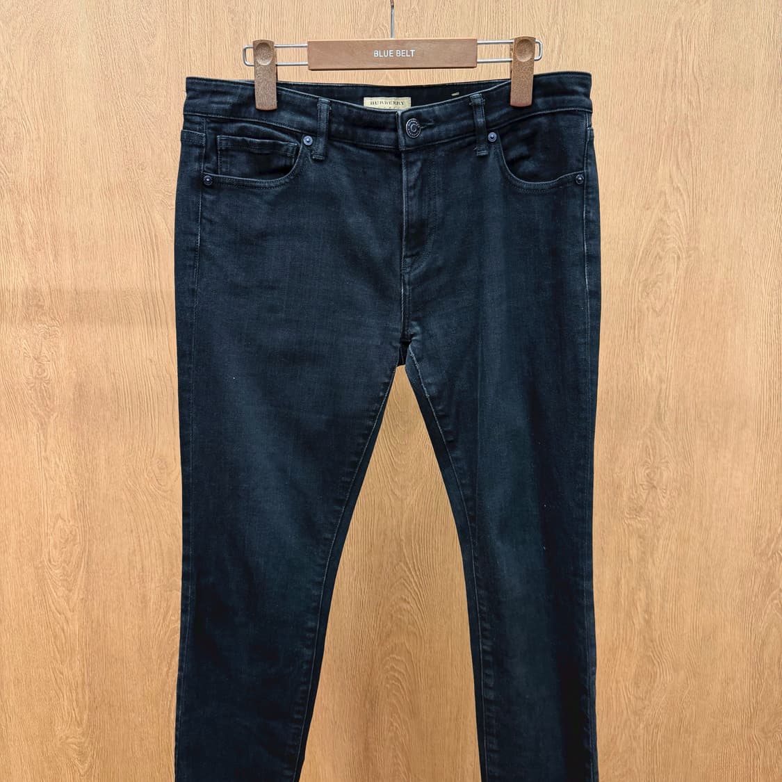 버버리 데님 팬츠 5포켓 백 로고 패치 미드라이즈 디테일 슬림핏 블랙 상품이미지4