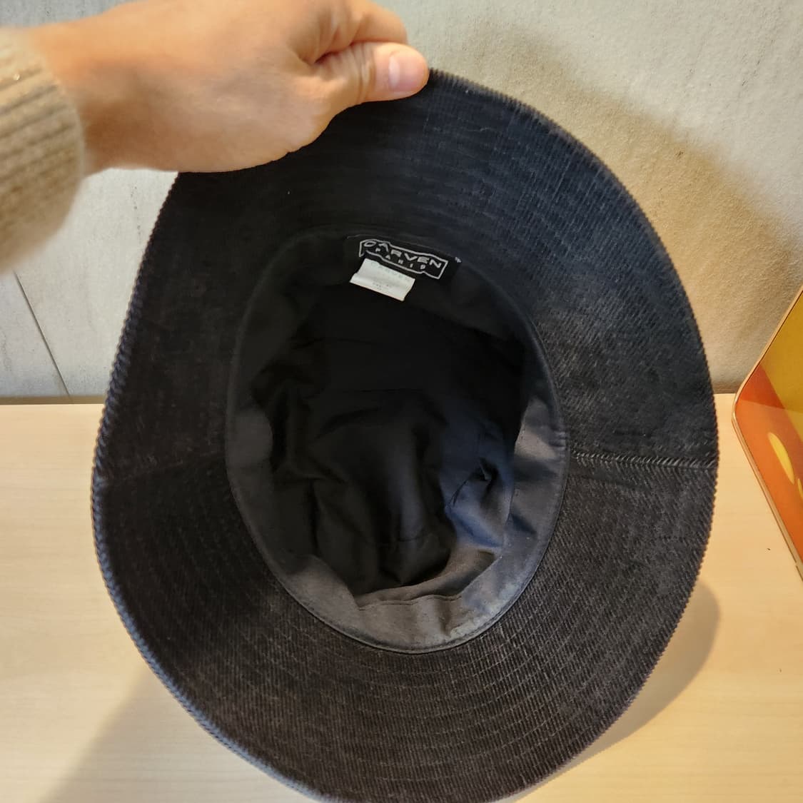 CARVEN 골덴 버킷햇 🎩 프렌치 감성 블랙 로고 버전
 상품이미지4