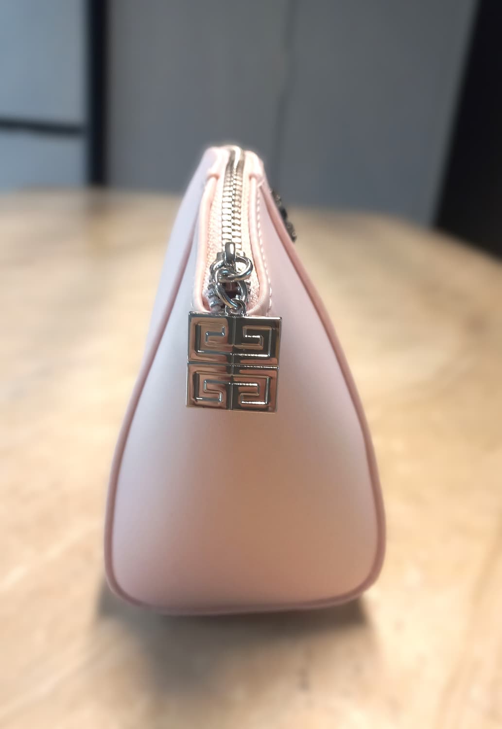 지방시(Givenchy) 연핑크 패브릭 파우치 상품이미지4
