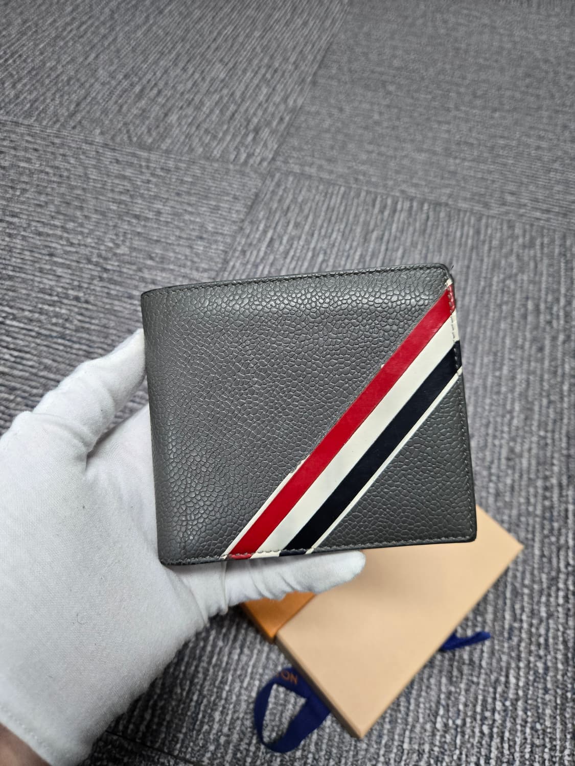 [특가][정품]톰브라운 사선 반지갑 상품이미지1