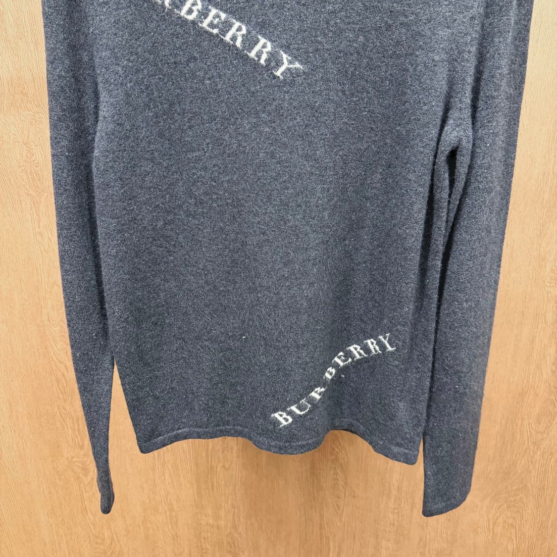 버버리 런던 라운드넥 긴팔 니트 로고 프린팅 디테일 레귤러핏 차콜 상품이미지5