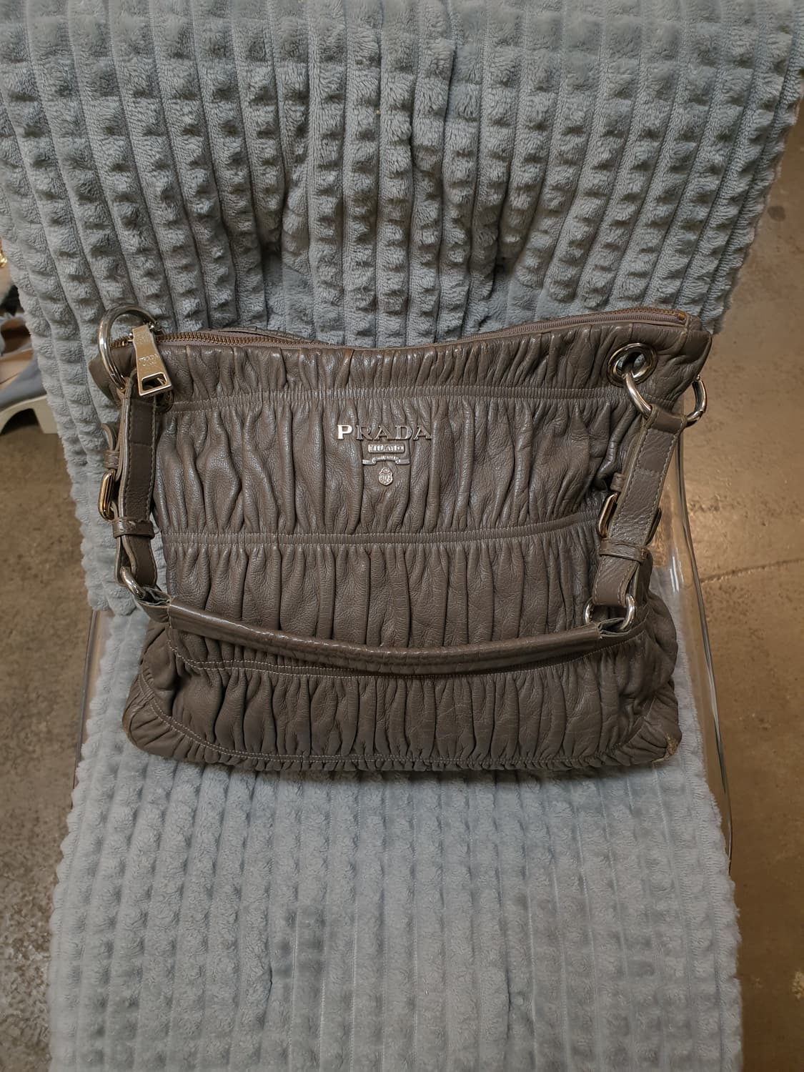 프라다 고프레 가죽 숄더백 상품이미지1