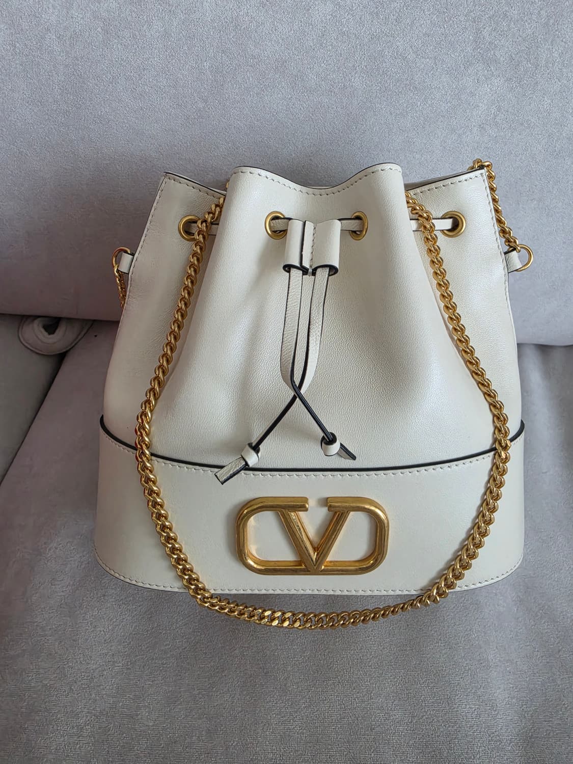발렌티노 V로고 미니 버킷백 아이보리 풀구성 (무신사 부티크 구매) 상품이미지1
