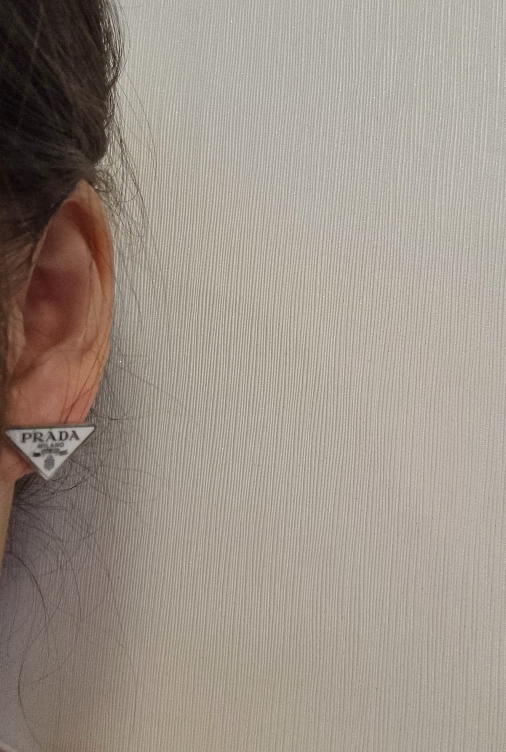 프라다 업사이클링 삼각로고 미니 귀걸이 화이트 상품이미지7