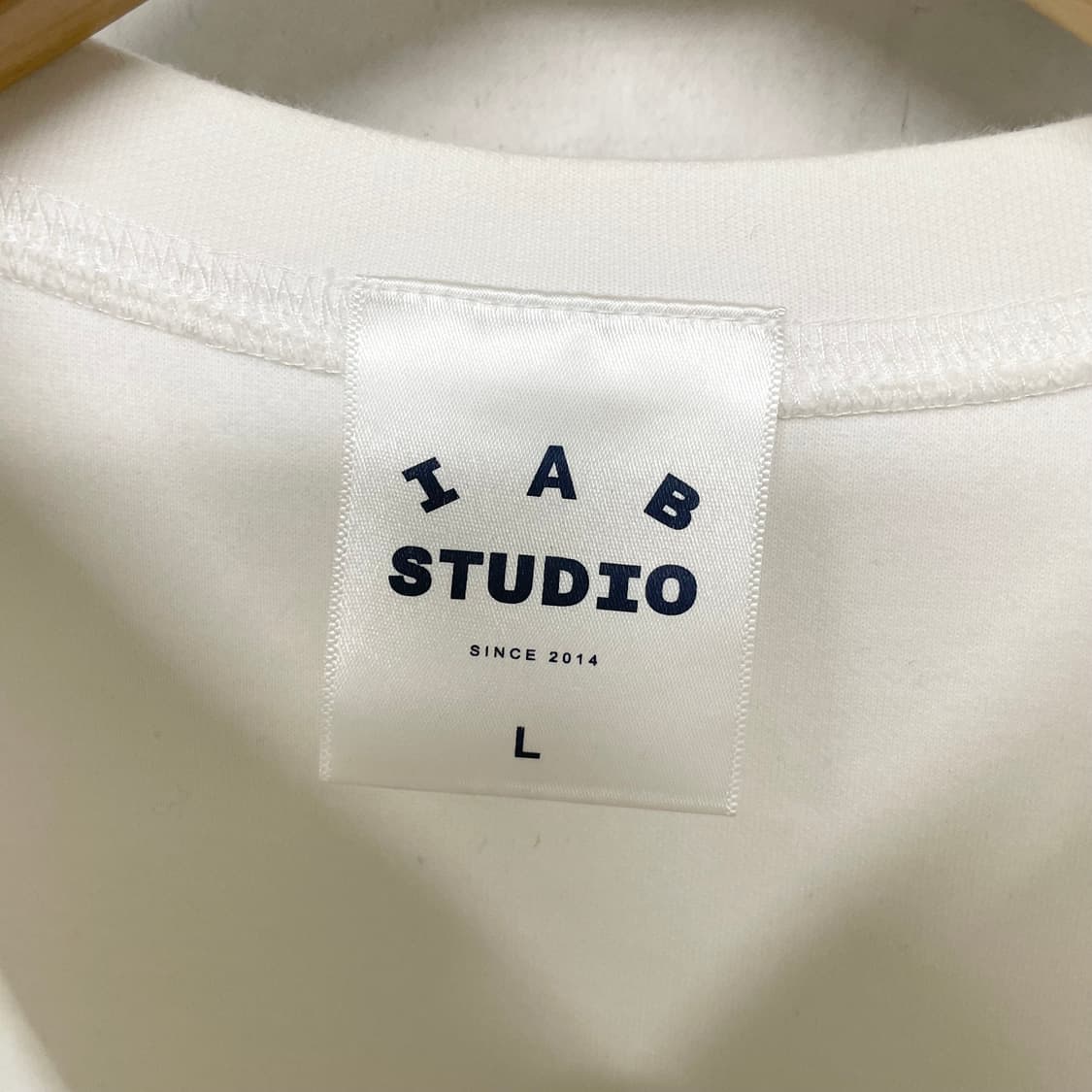 아이앱스튜디오 화이트 반팔 티셔츠 상품이미지6