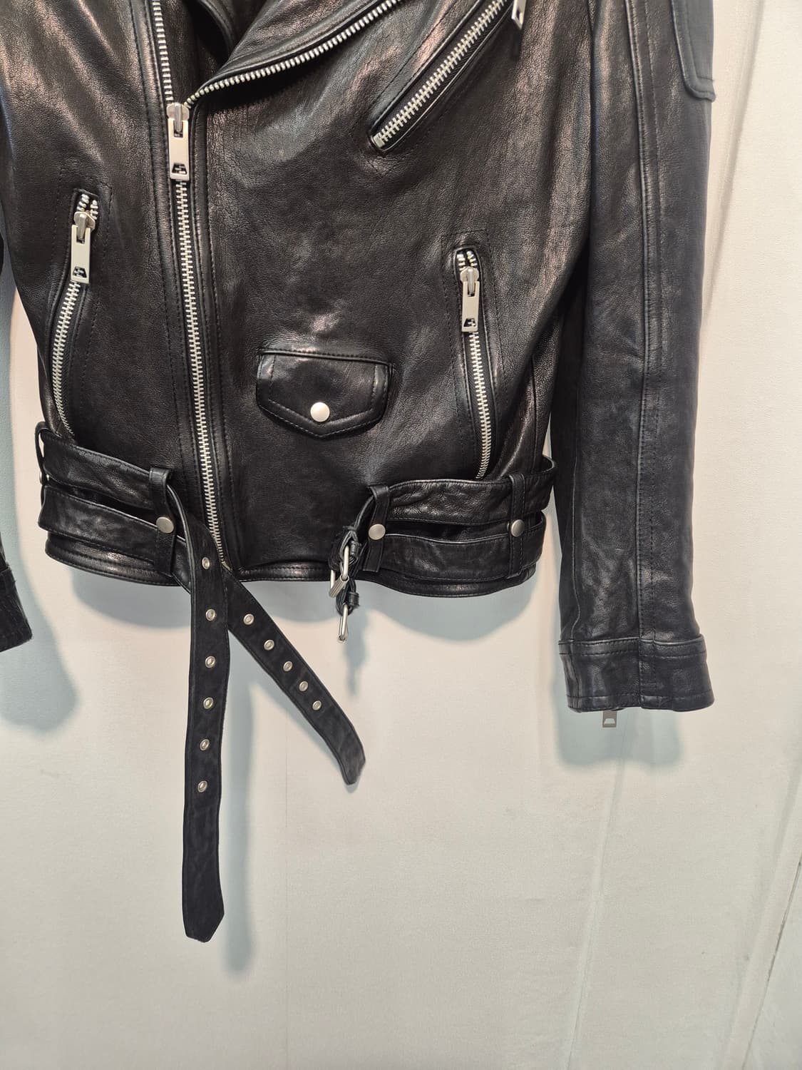 클래식한 디자인의 블랙 가죽 라이더 M
사이즈  상품이미지3