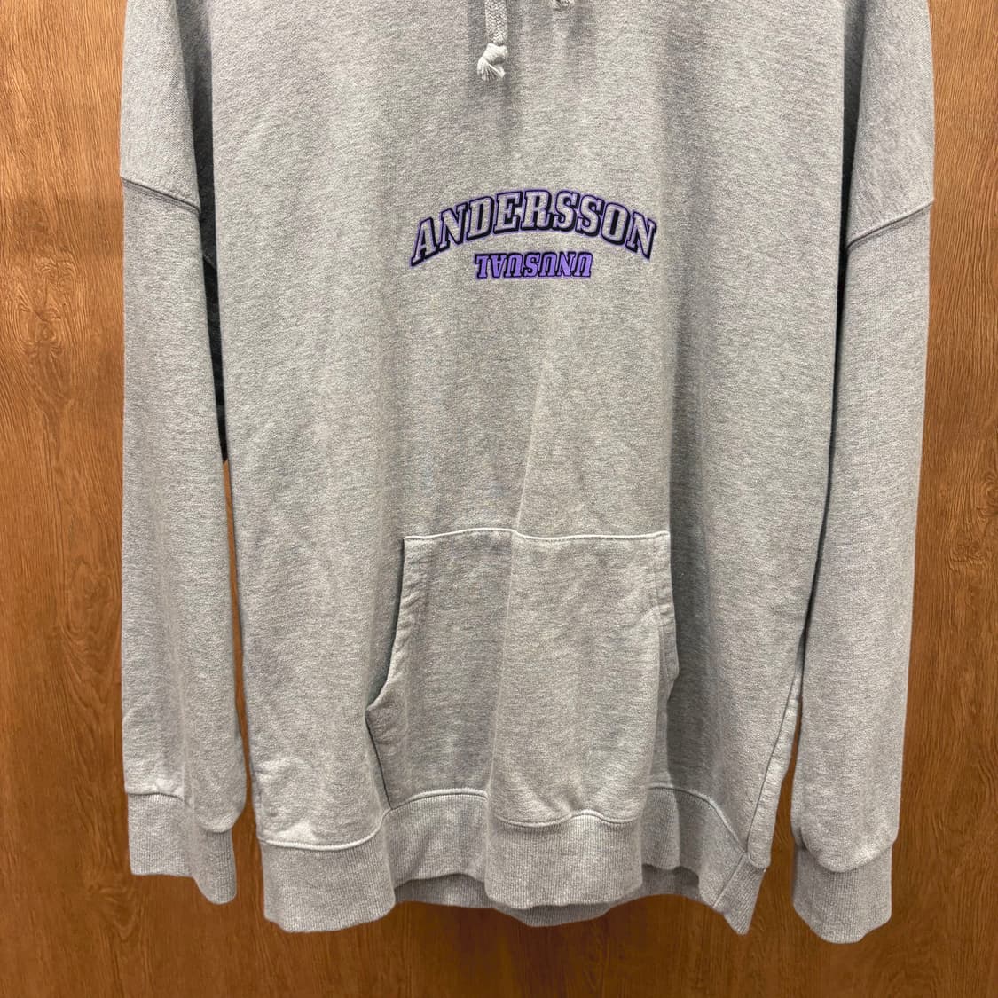 앤더슨벨 후드티 로고 그래픽 프린팅 드로우 스트링 디테일 레귤러핏 그레이 상품이미지5