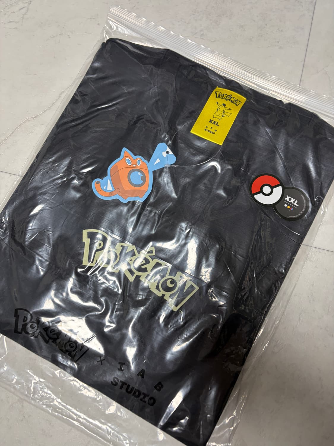 아이앱 스튜디오 x 포켓몬 따라큐 티셔츠 블랙 옐로우 상품이미지3