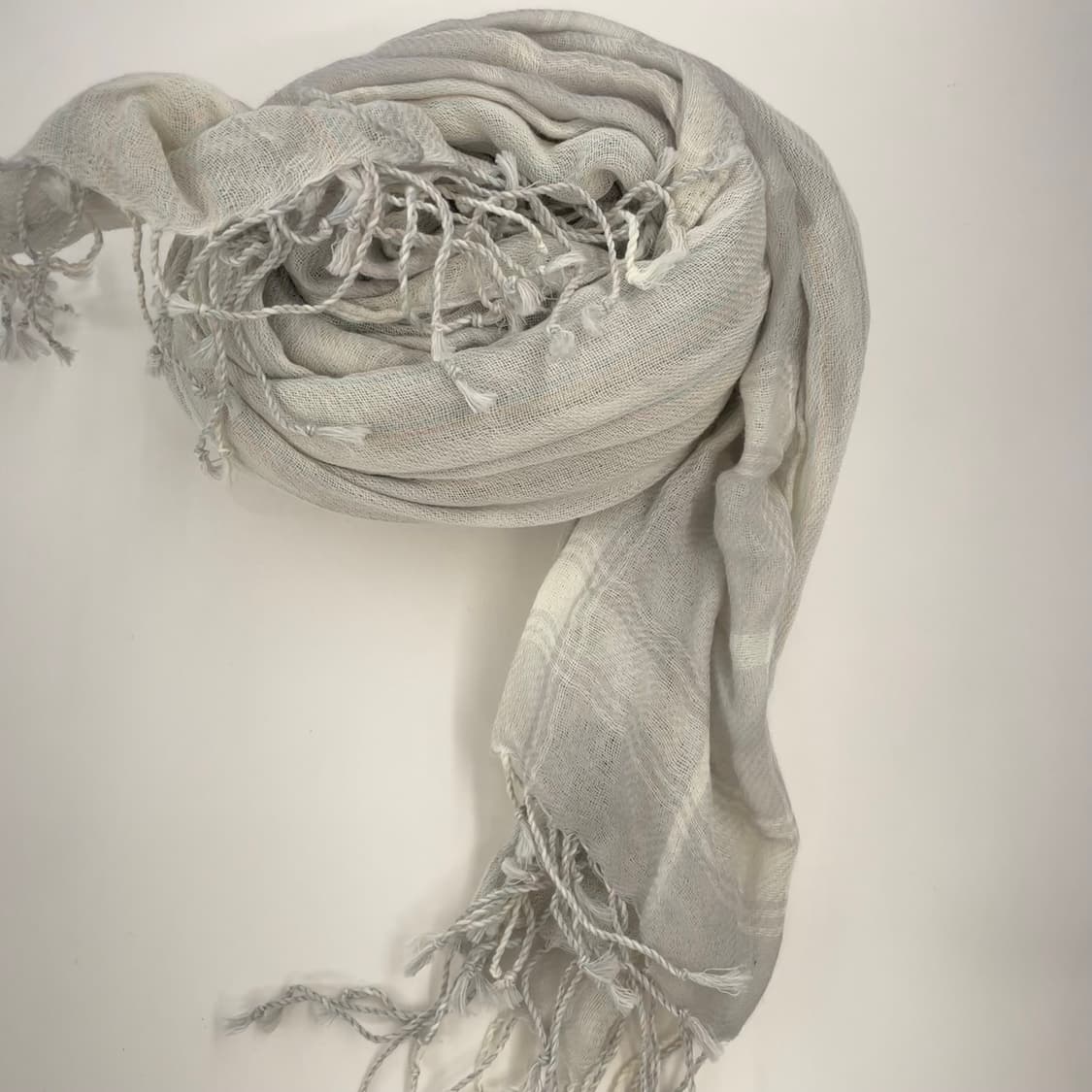 페일 화이트 스트라이프 태슬 머플러 상품이미지1