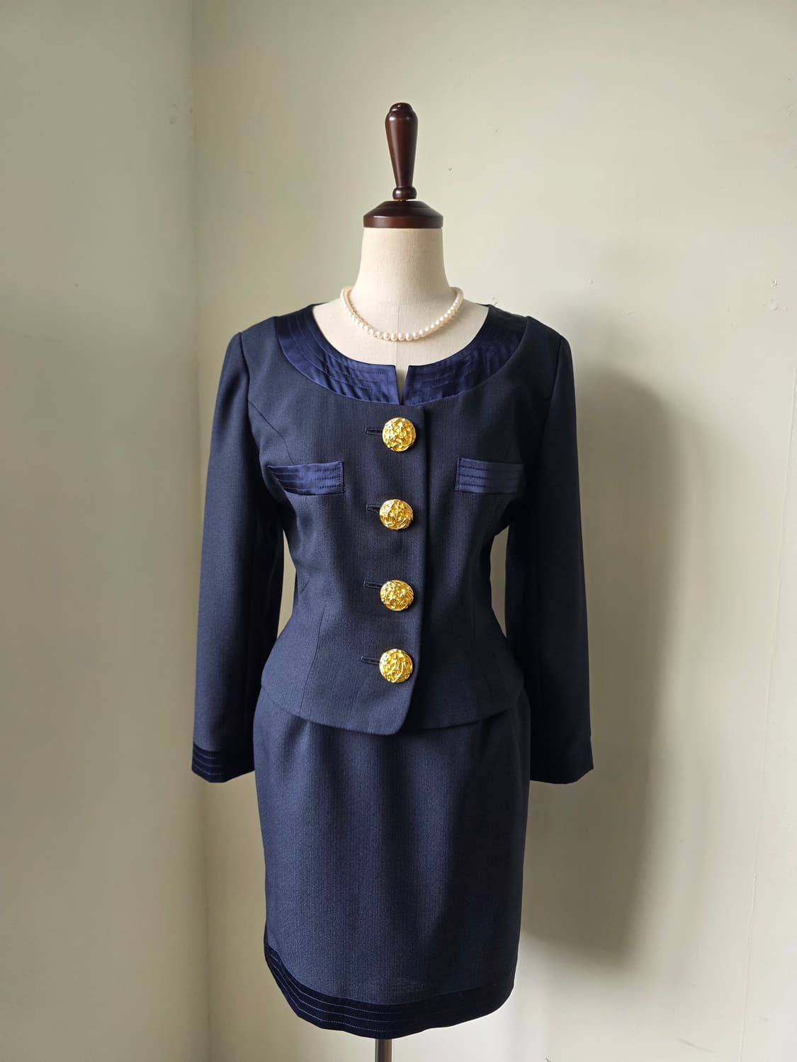 네이비 새틴 포인트 볼드 금장 단추 셋업 상품이미지1