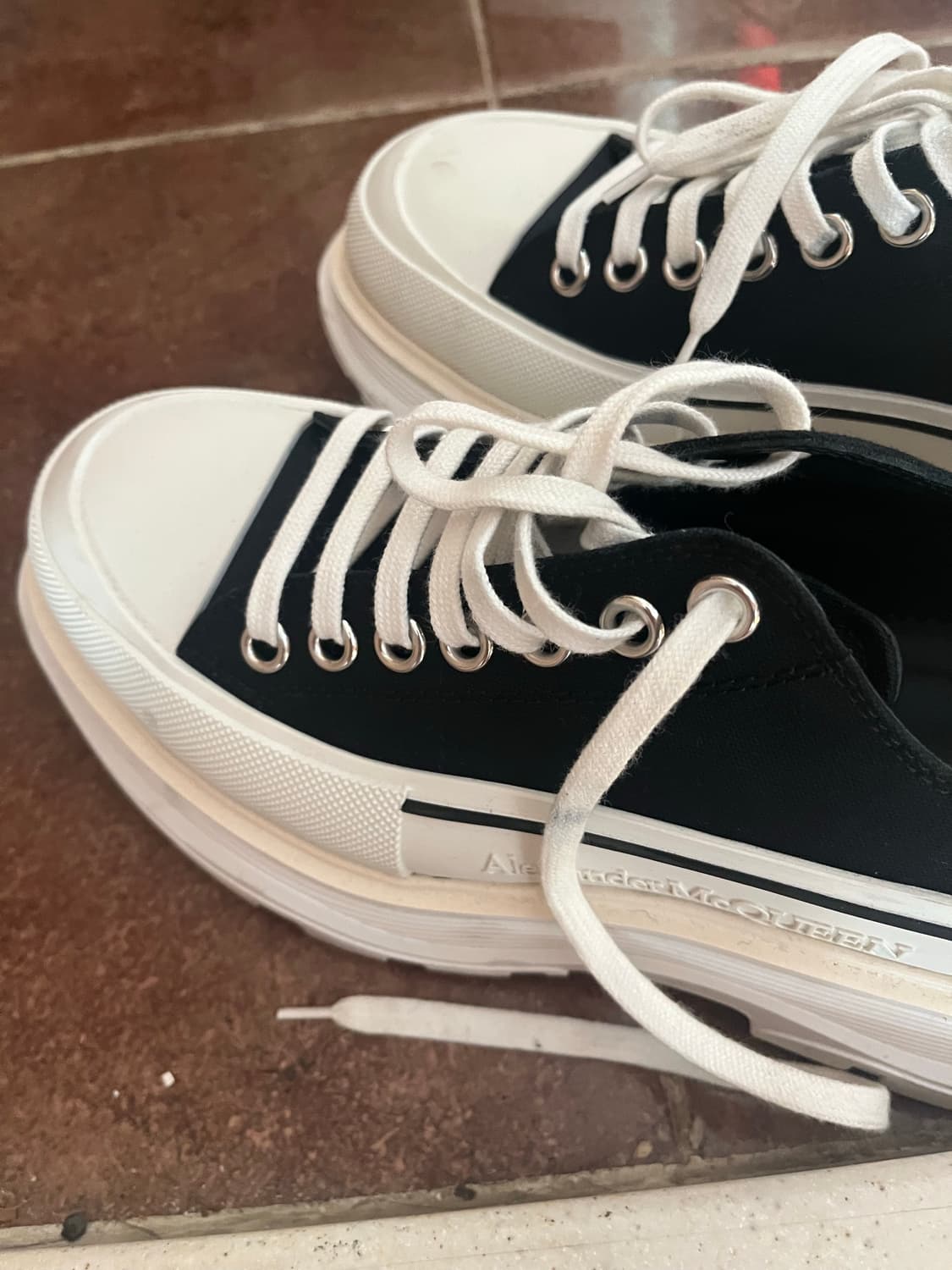 알렉산더 맥퀸 트레드 슬릭 스니커즈 265 상품이미지1