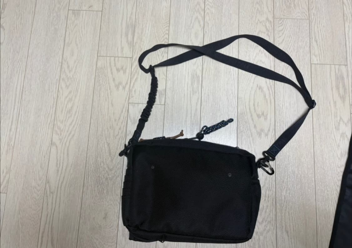 아더에러 이스트팩 크로스백 상품이미지3