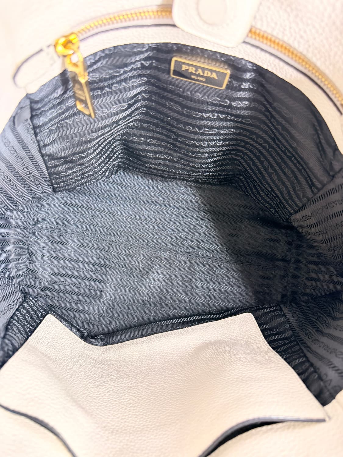 [정품] 프라다 비텔로 다이노 소프트 가죽 토트백 1BG301 상품이미지6