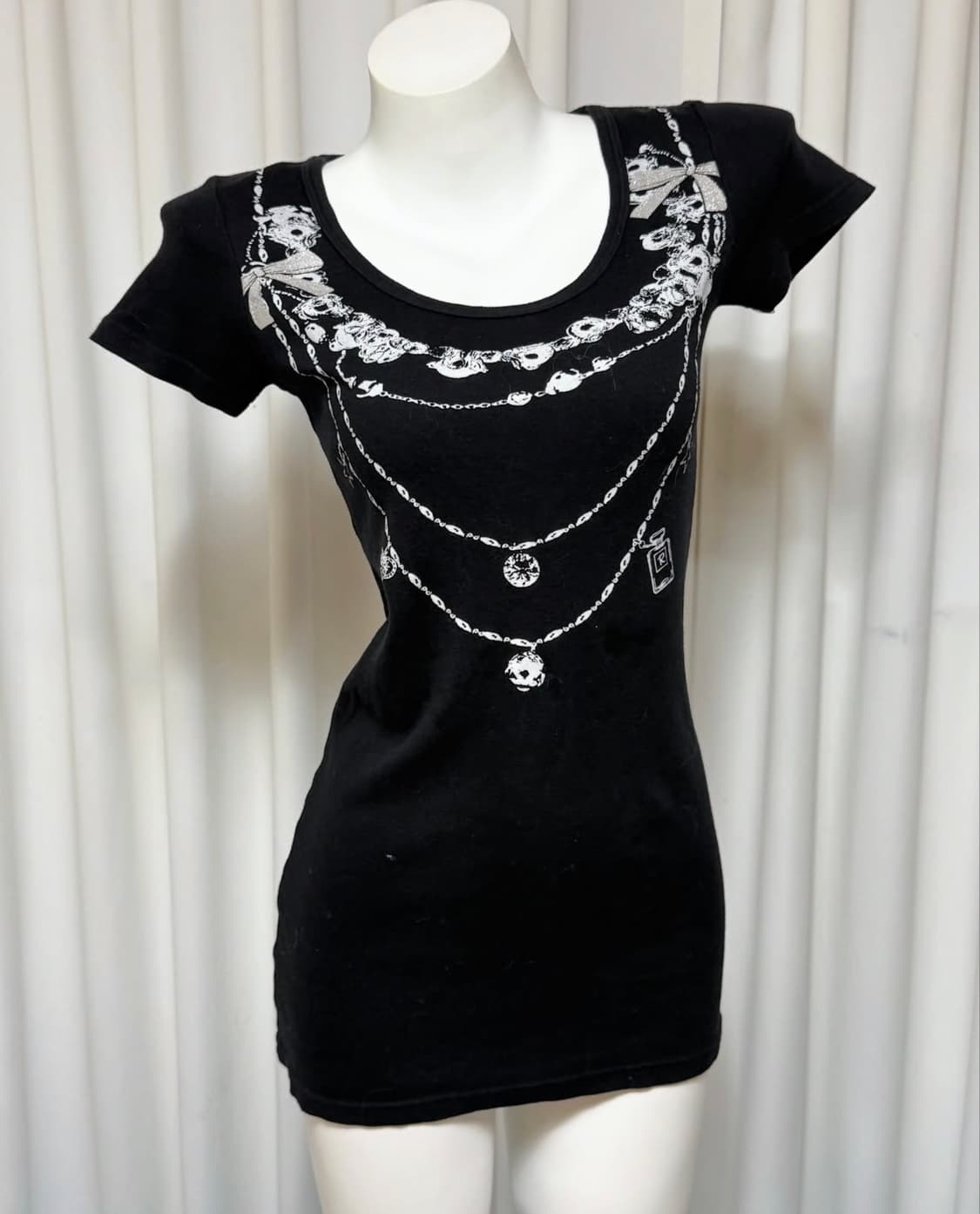 딱붙 주얼리 그래픽 라운드넥 탑 상품이미지1