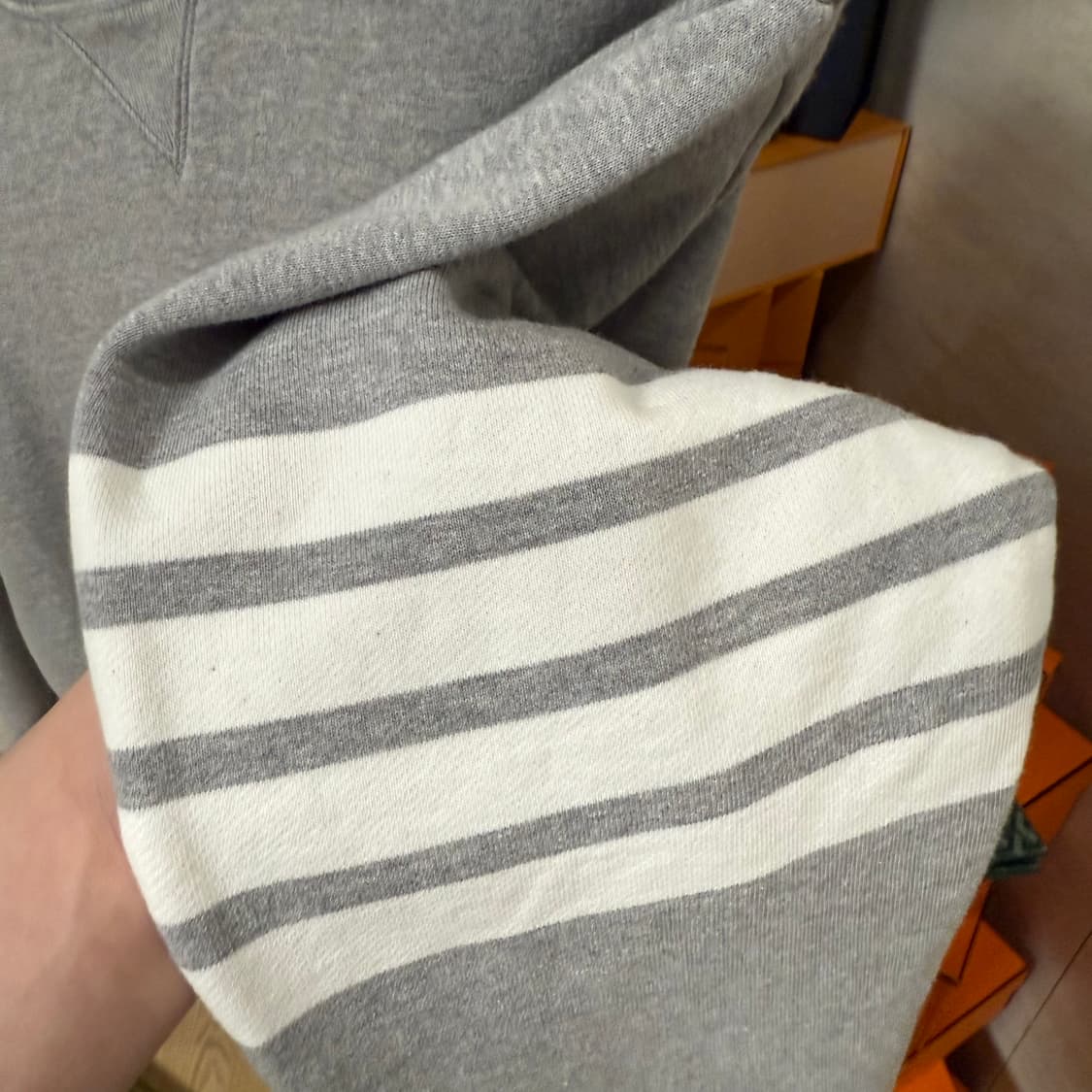 [7사이즈]톰브라운 사선 완장 그레이 맨투맨 상품이미지2