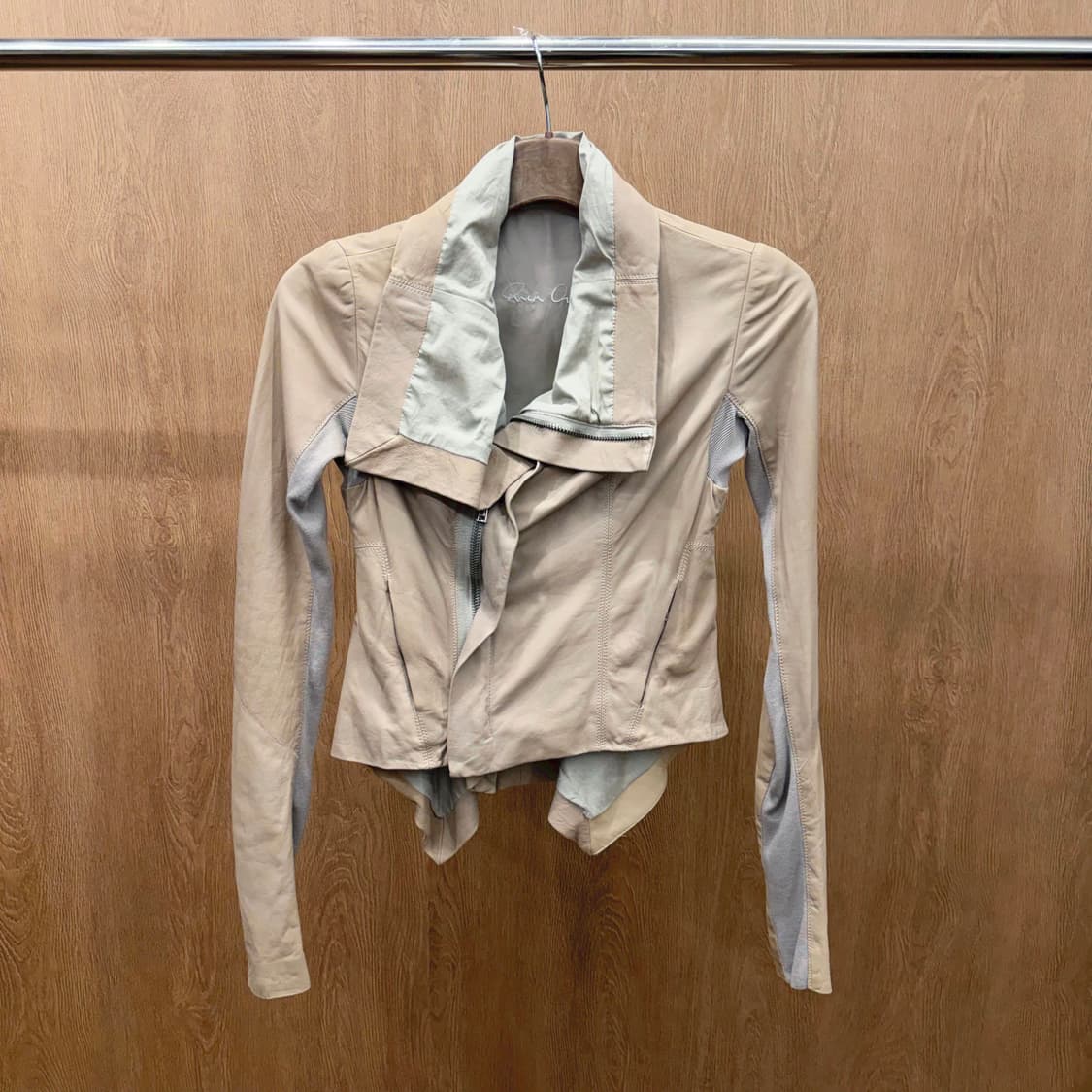 릭 오웬스 코튼 자켓 드레이프 카라 언밸런스 지퍼 디테일 슬림핏 베이지 상품이미지2