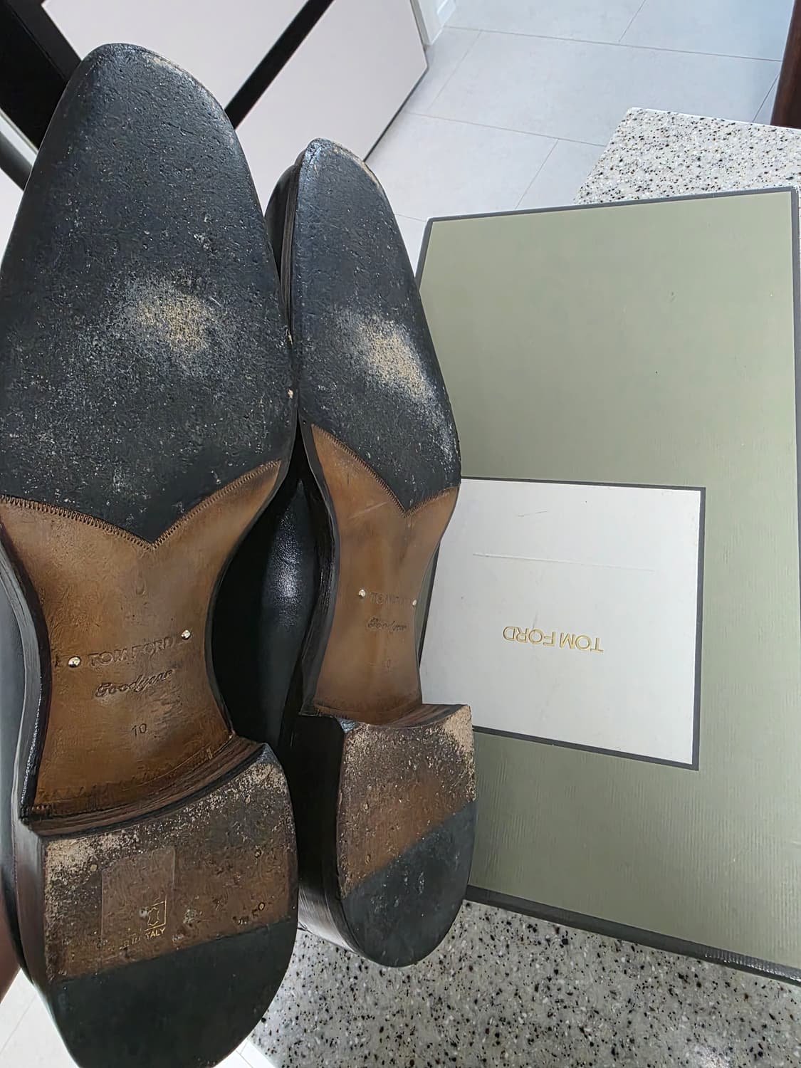 톰포드 엘칸 트위스트 로퍼 10사이즈 판매합니다. 상품이미지4