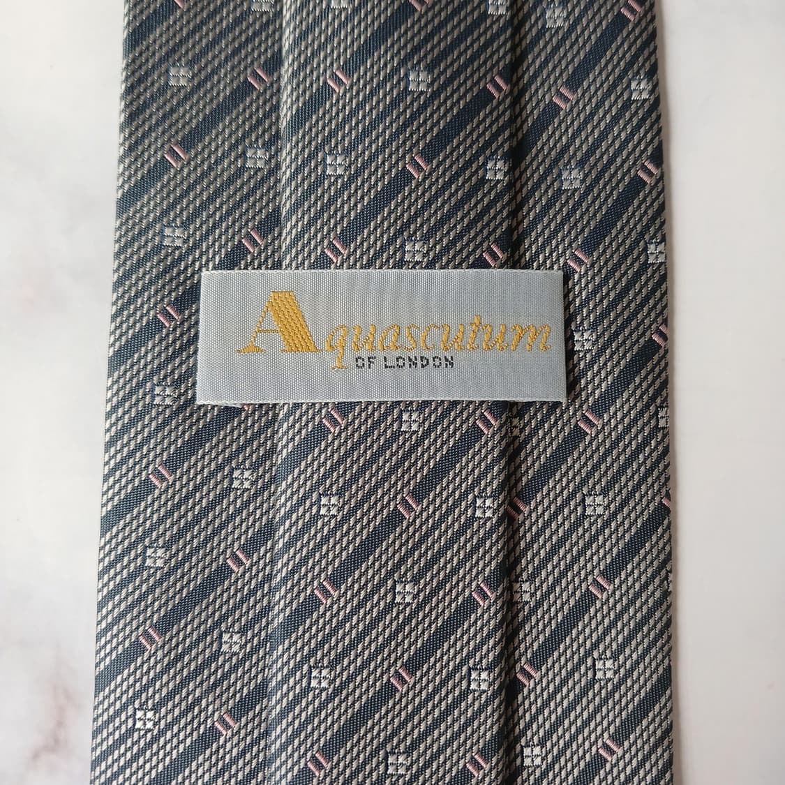 아쿠아스큐텀 실크 실버 패턴 넥타이 9.7cm B등급 e784
 상품이미지7