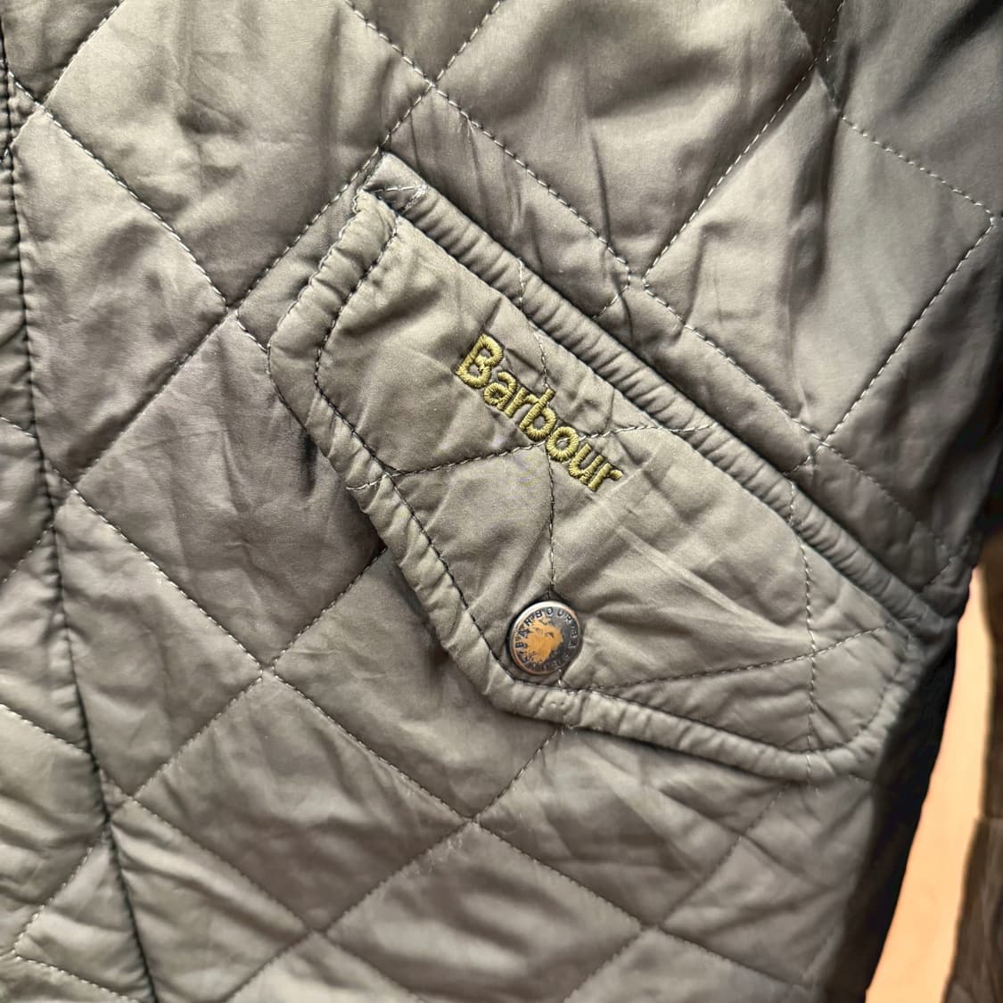 바버 퀄팅 패딩 자켓 하이넥 더블 클로징 포켓 로고 자수 디테일 카키 상품이미지6