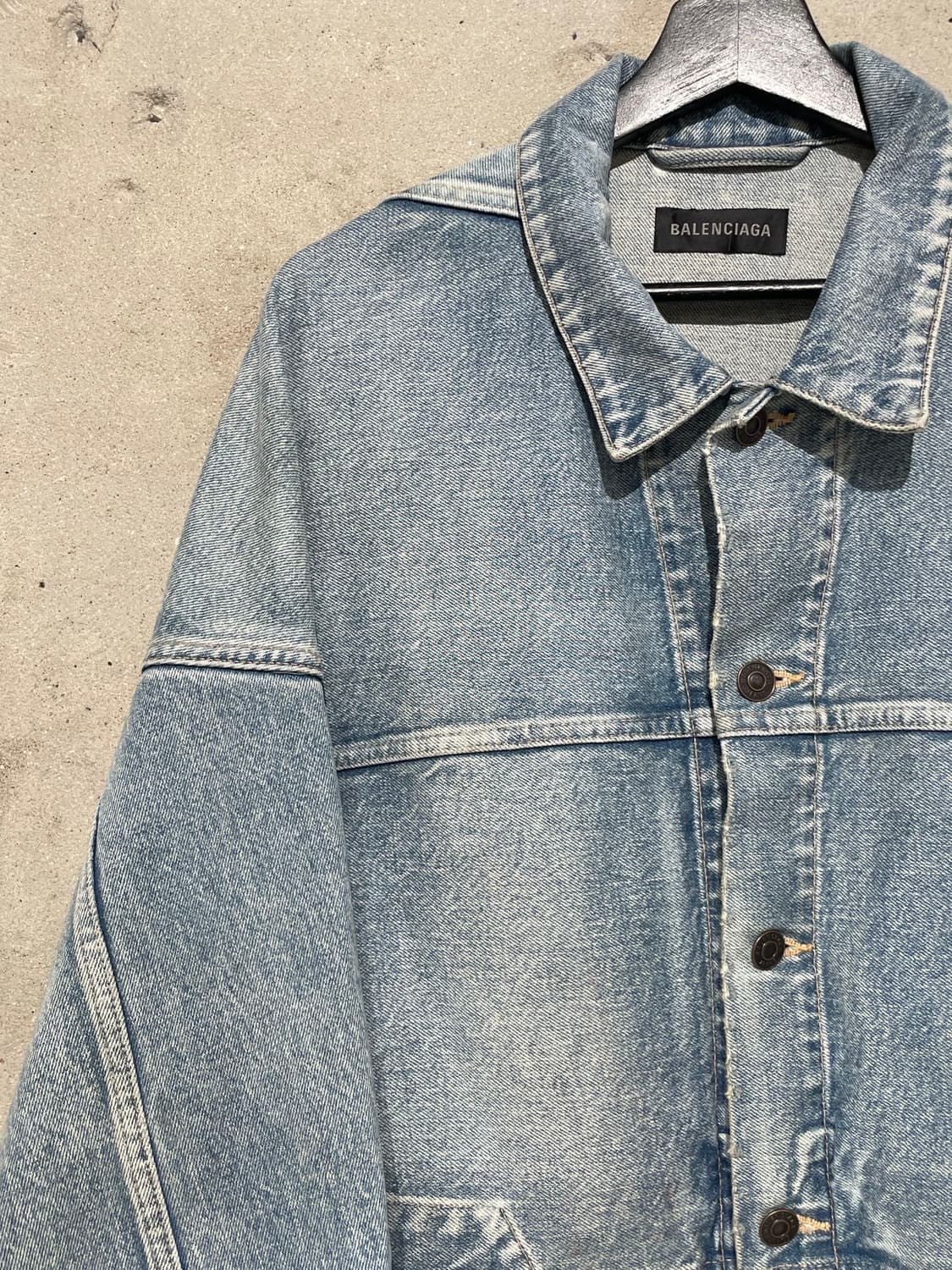 발렌시아가 연청 업사이드 다운 데님 자켓 상품이미지2