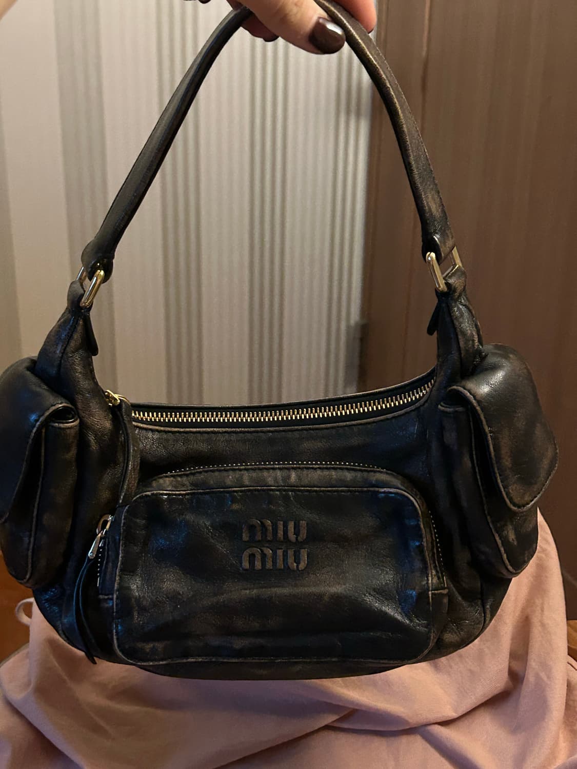 미우미우 나파 가죽 포켓 백 상품이미지3