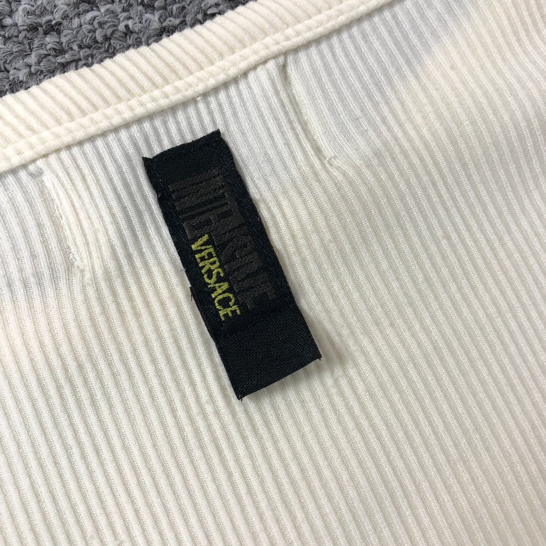 베르사체 정품 머슬핏 플리츠 반팔 화이트 상품이미지3