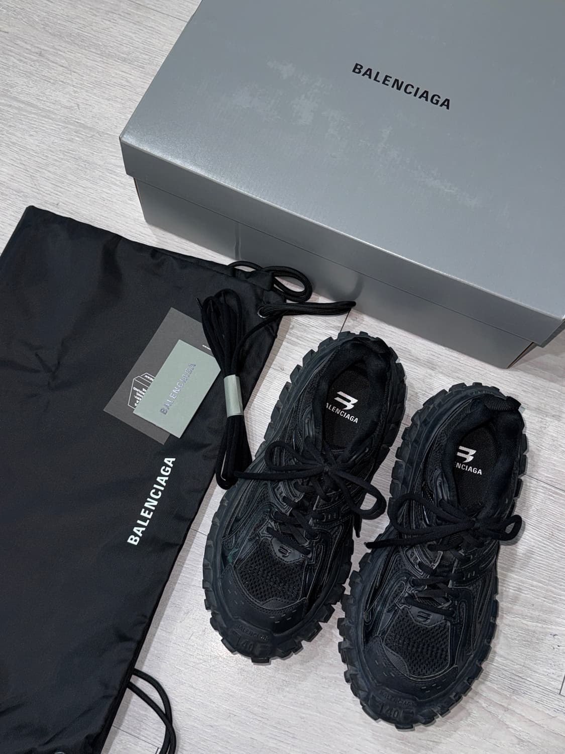 발렌시아가 디펜더 스니커즈 블랙 EU40 상품이미지1