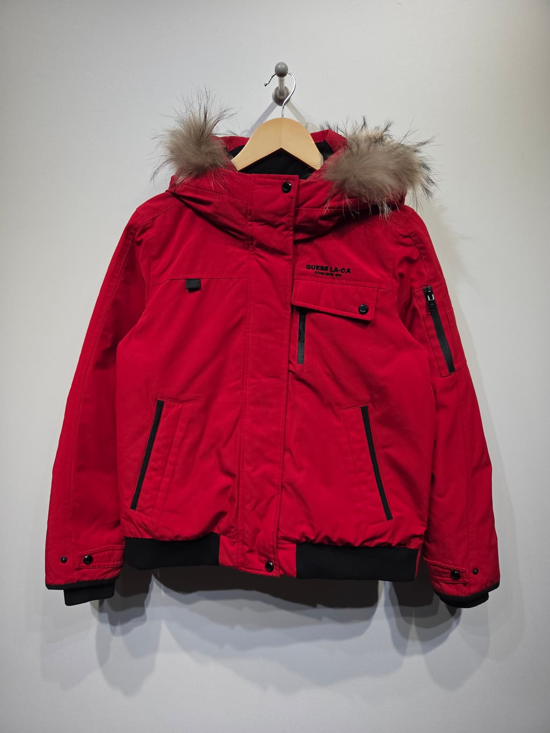 게스(GUESS) LA-CA 리얼 라쿤퍼 덕다운 점퍼 상품이미지2