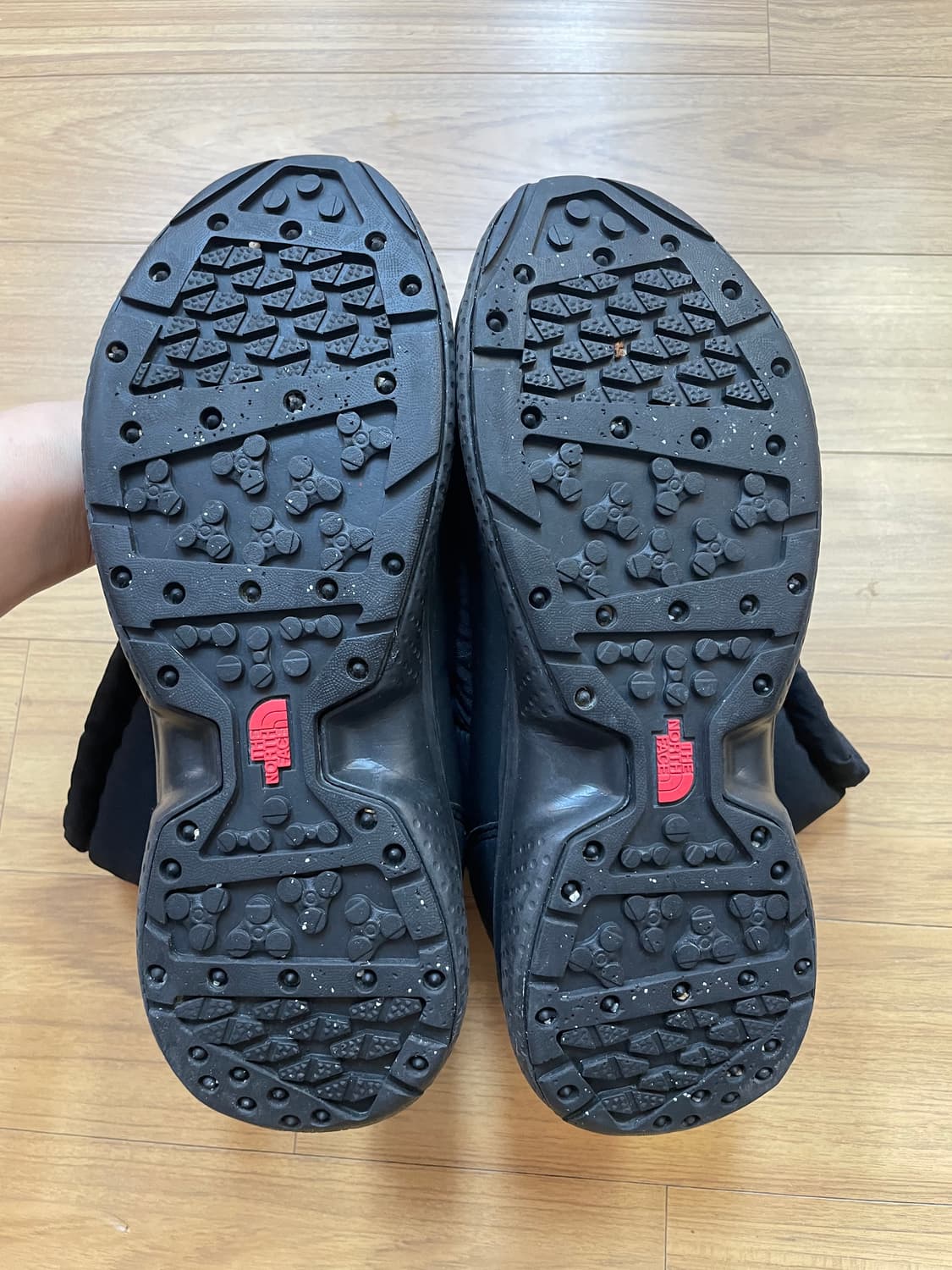 노스페이스 퀼팅 방한 부츠 블랙 색상입니다. 사이즈는 230mm입니다.  상품이미지4