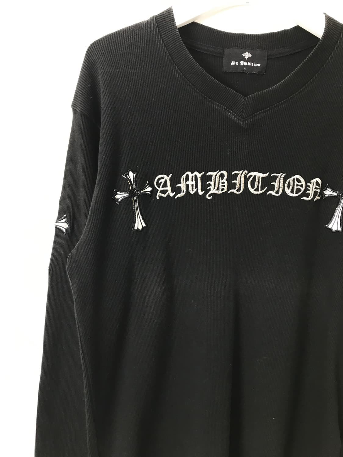 'AMBITION' Gothic Cross V-Neck Tee 상품이미지7