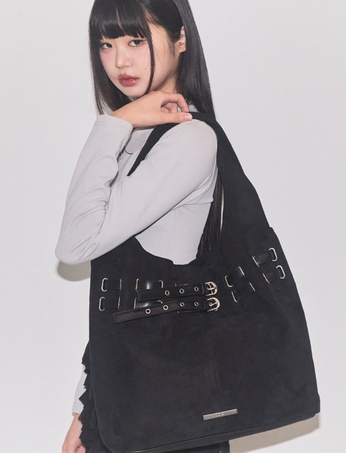 일리고 벨티드 스웨이드 숄더백 블랙 상품이미지1