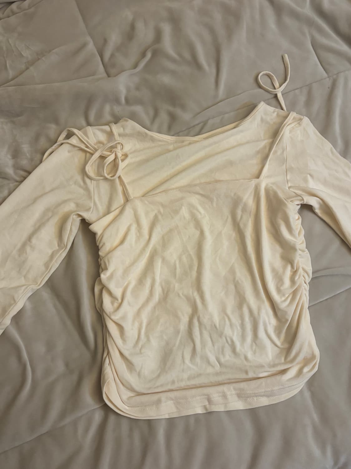 아이보리 레이어드 셔링 긴팔티 상품이미지1