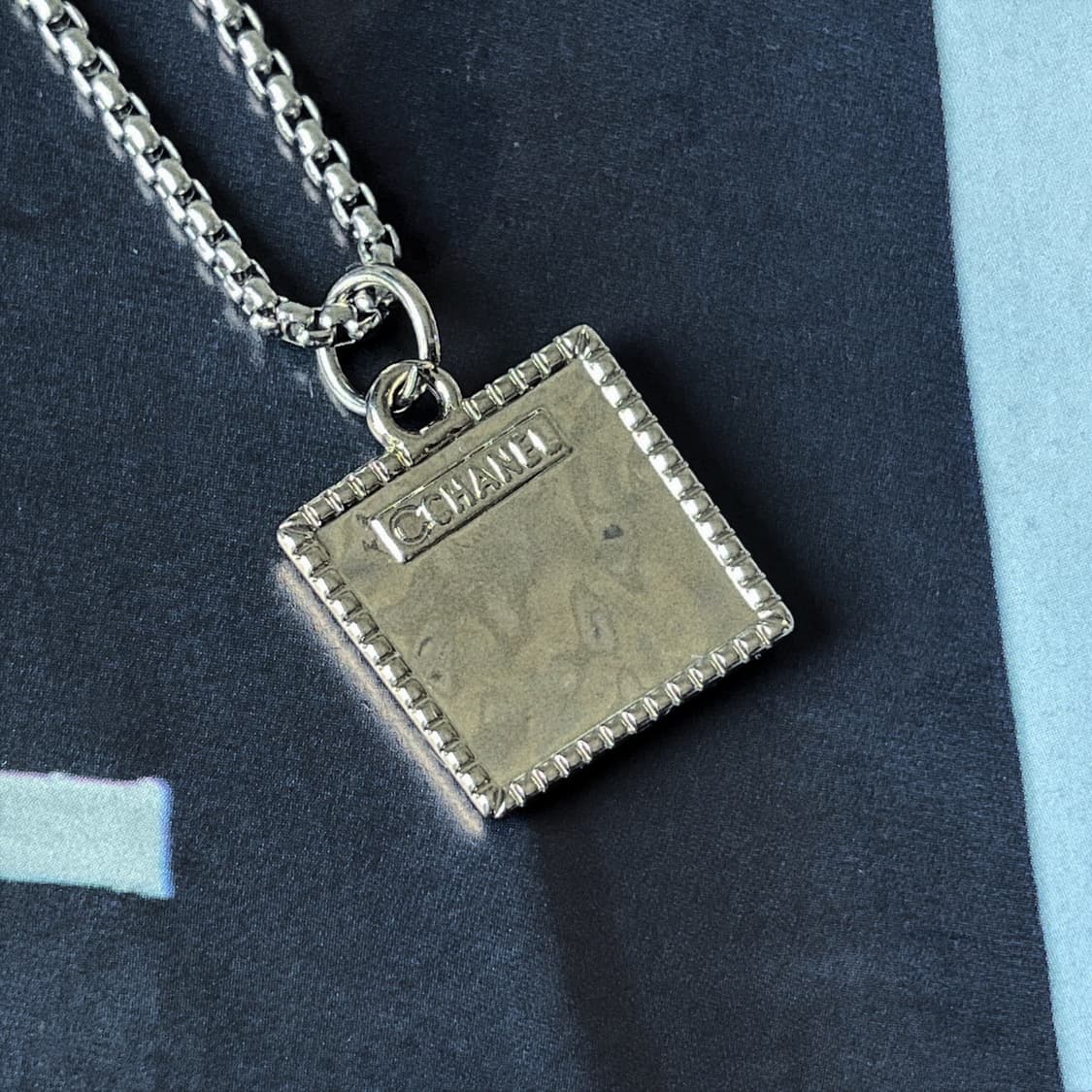 샤넬 미러스퀘어 크리스탈 실버 목걸이 상품이미지5
