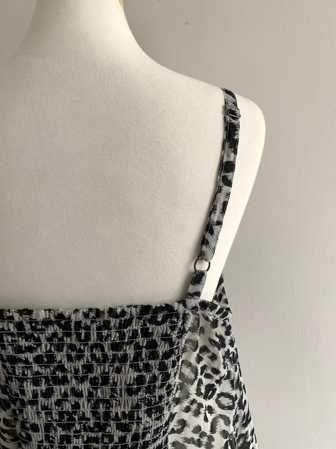Zebra Ruffle Smocked Blouse 상품이미지6