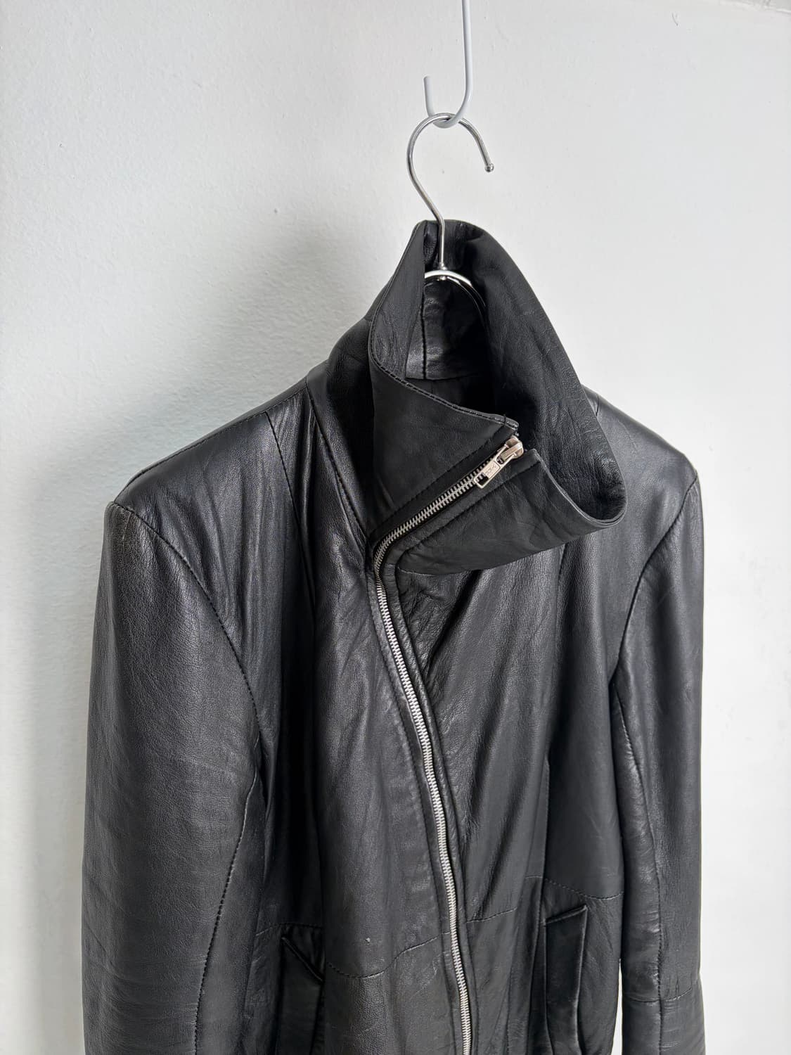 에캄 하이넥 사선 레더 자켓 상품이미지2