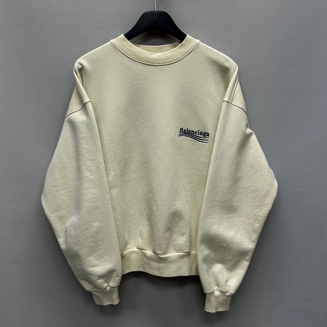 발렌시아가 웨이브로고 자수 맨투맨(크롭핏) 상품이미지4