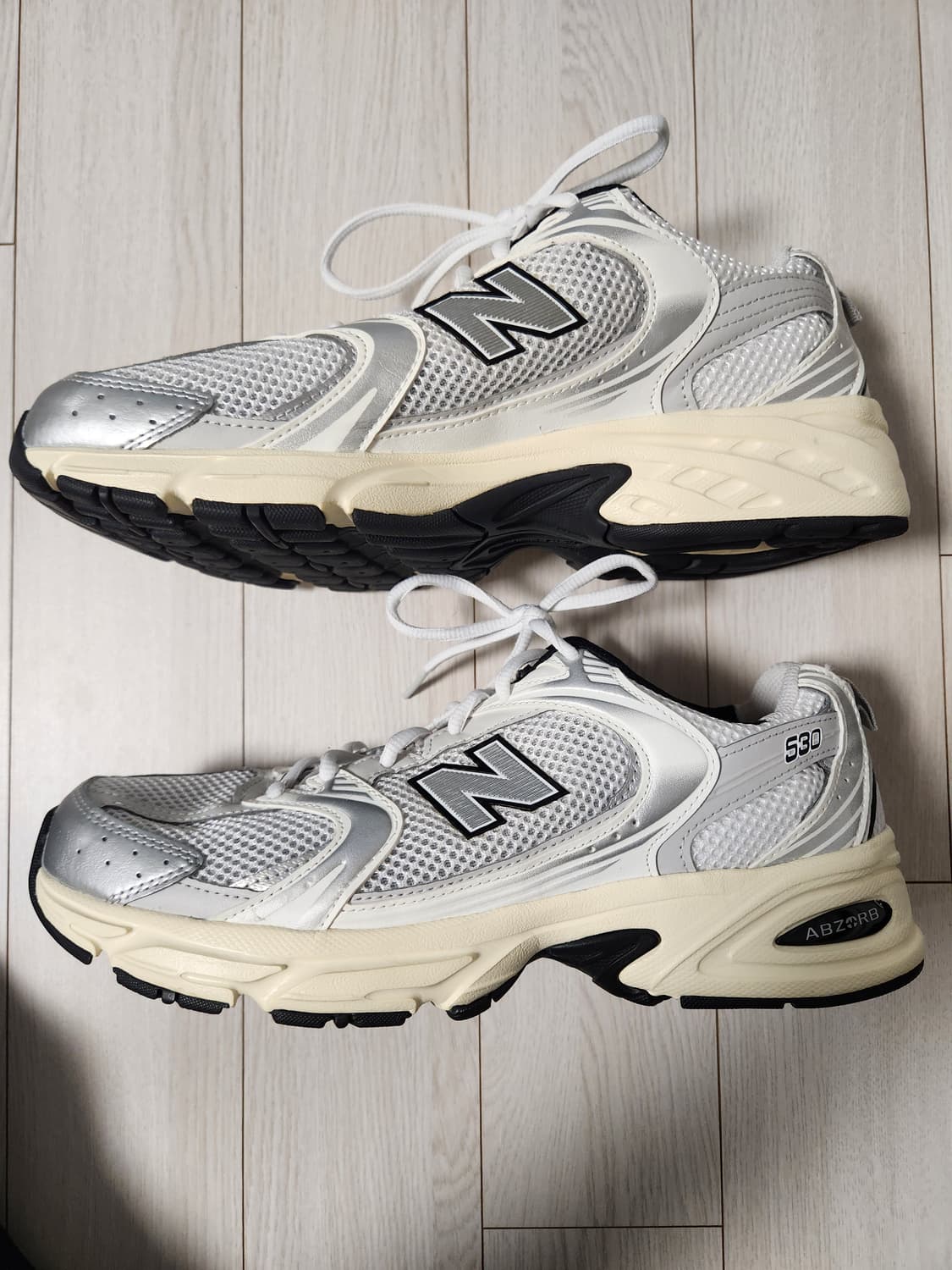 뉴발란스 530 실버 크림 MR530TA 운동화 사이즈275

사진처럼  상품이미지6