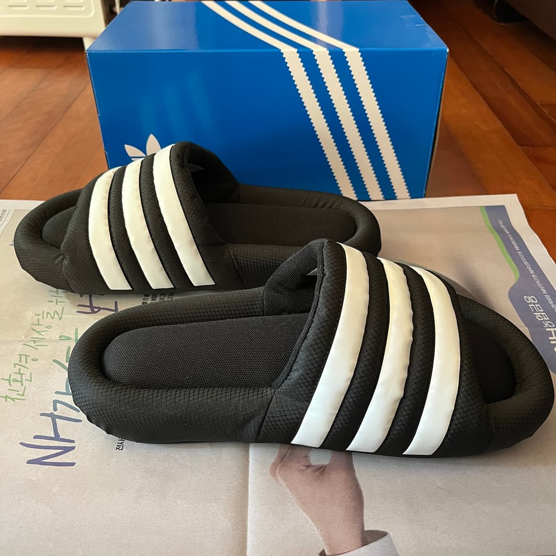 아디다스 아딜렛 24 패딩 슬리퍼 IF9263 275 상품이미지4