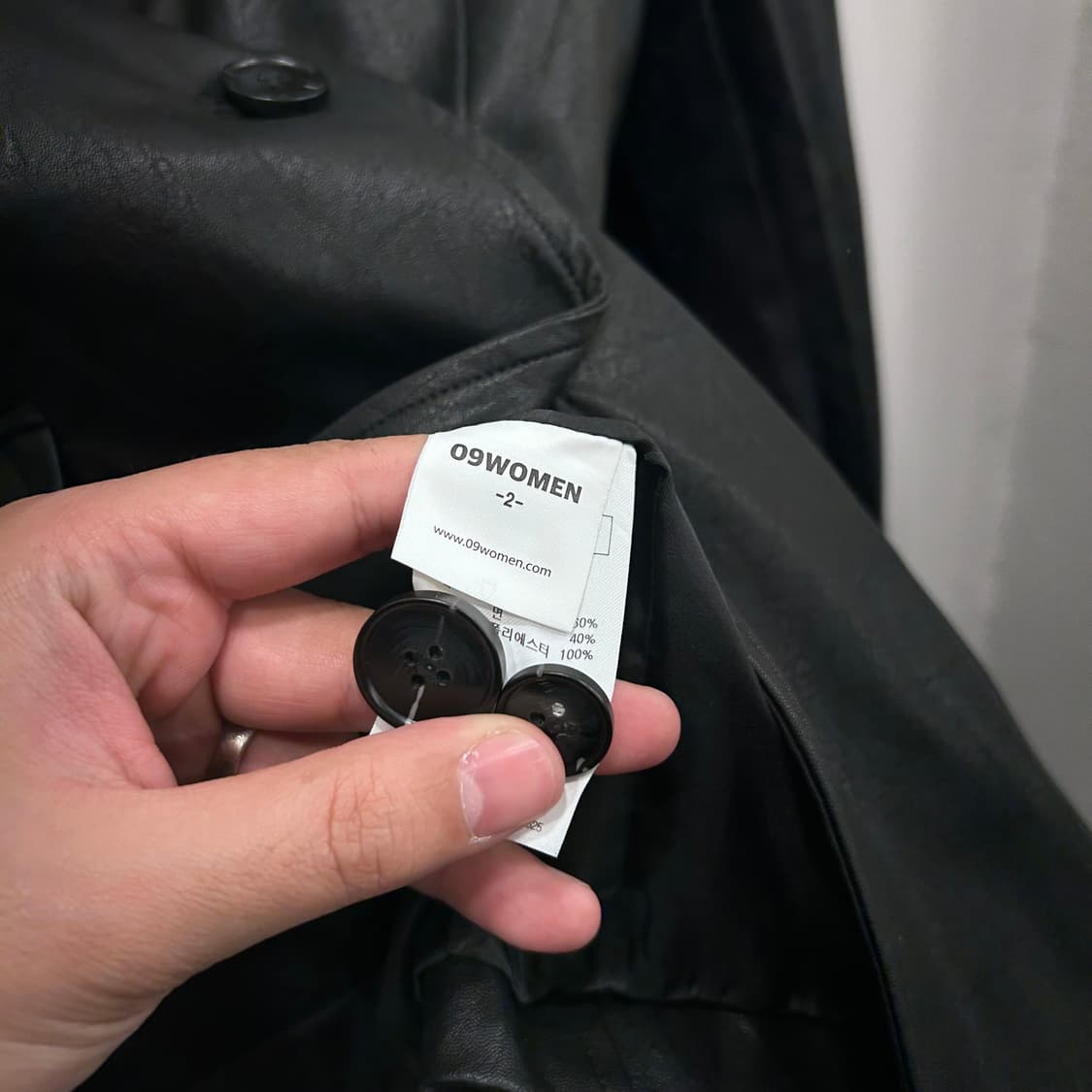 09우먼 쓰리버튼 오버핏 비건레더 블레이져 상품이미지4