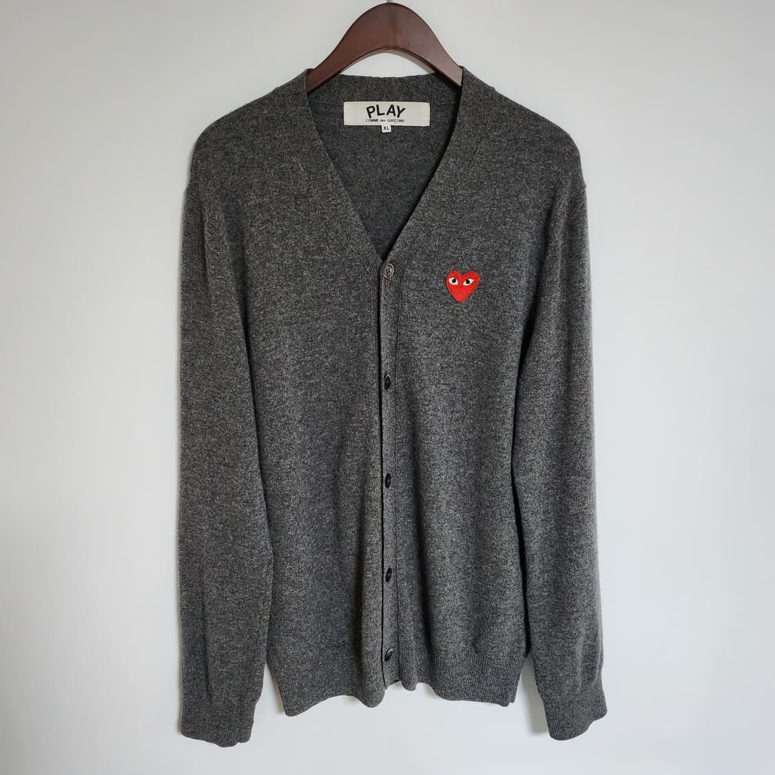 [XL] 꼼데가르송 차콜 레드와펜 남성 가디건 AZ-B008 상품이미지1