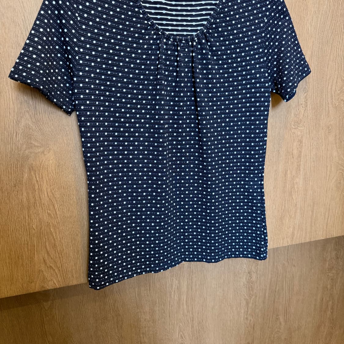 빈티지 라운드넥 반팔 티셔츠 도트 패턴 넥 셔링 디테일 네이비 상품이미지4