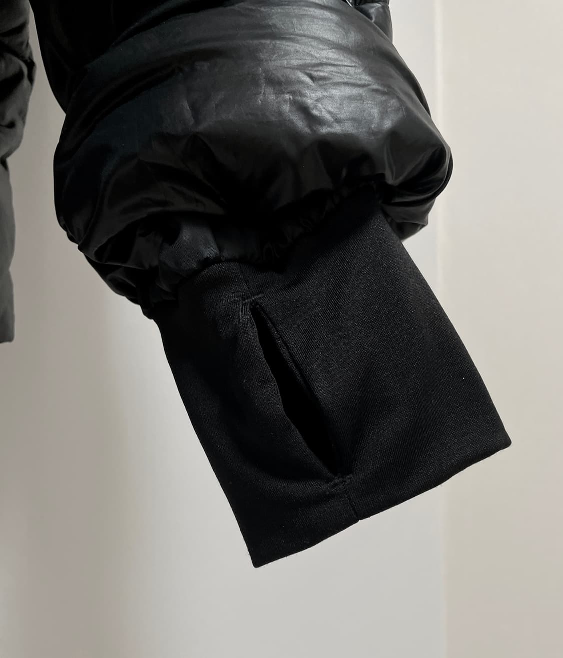 스파오(SPAO) 유광 블랙 푸퍼 패딩 상품이미지4