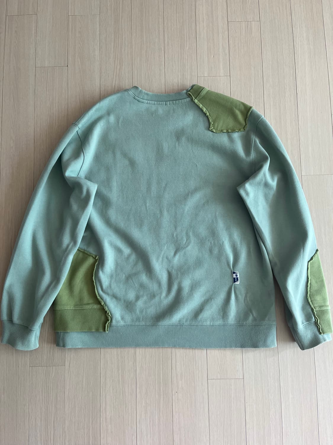 아더에러 맨투맨 스웻셔츠 A1 사이즈 팝니다 상품이미지3