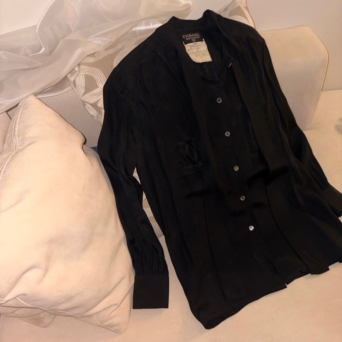 (정품) 샤넬 부티크 실크 100 타이 블랙 로고 블라우스 셔츠 상품이미지5