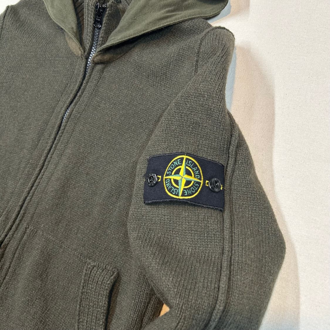 S) 스톤아일랜드 2way 지퍼 울 스웨터 올리브 상품이미지4