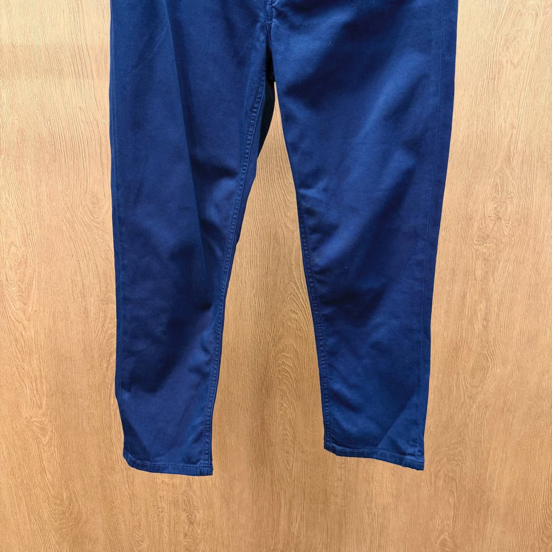 프라다 슬림핏 코튼 팬츠 미니멀 후면 포켓 블랙 로고 라벨 디테일 네이비 상품이미지5