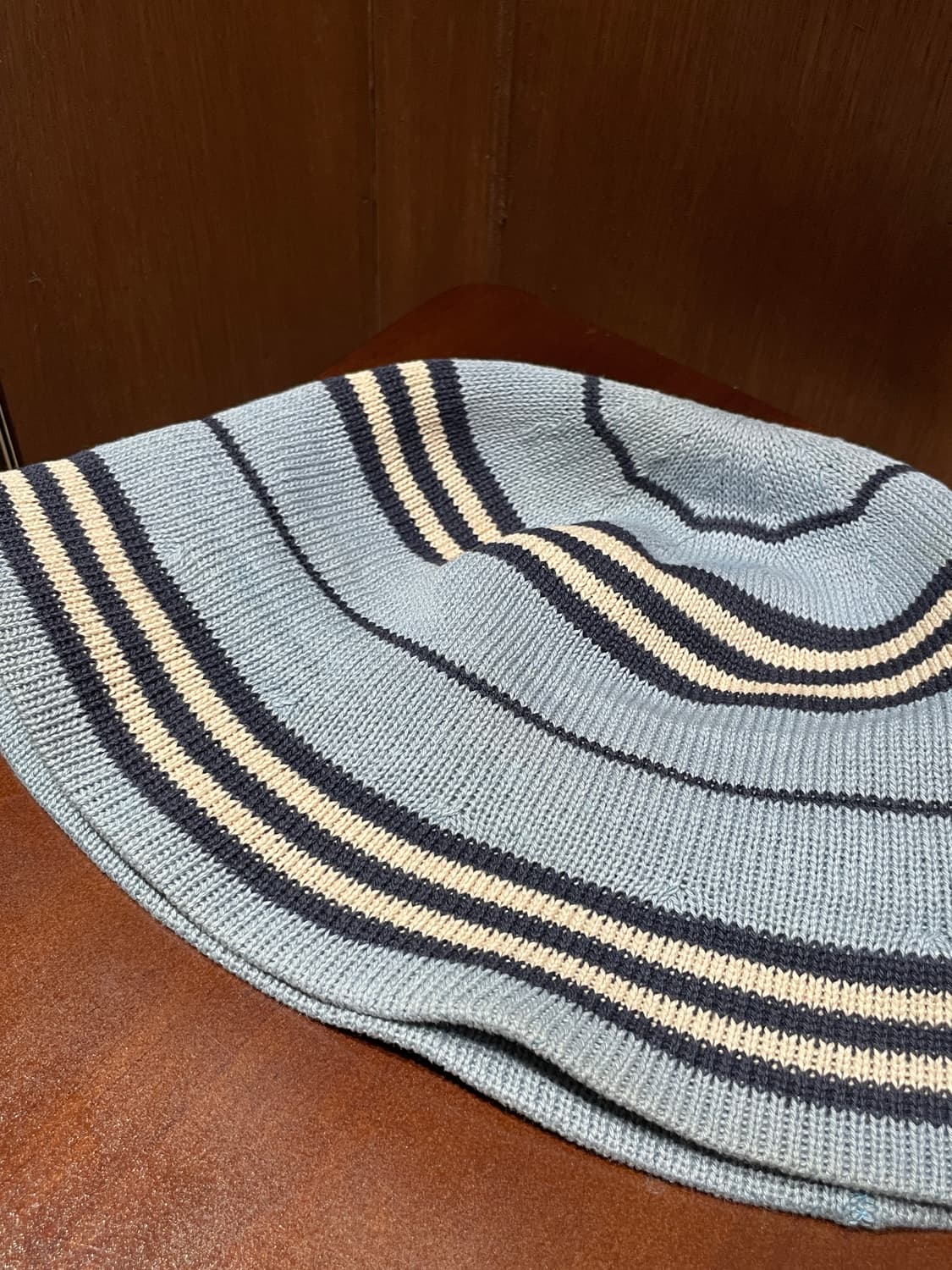 버버리 런던 블루라벨 스트라이프 니트 버킷햇 상품이미지4