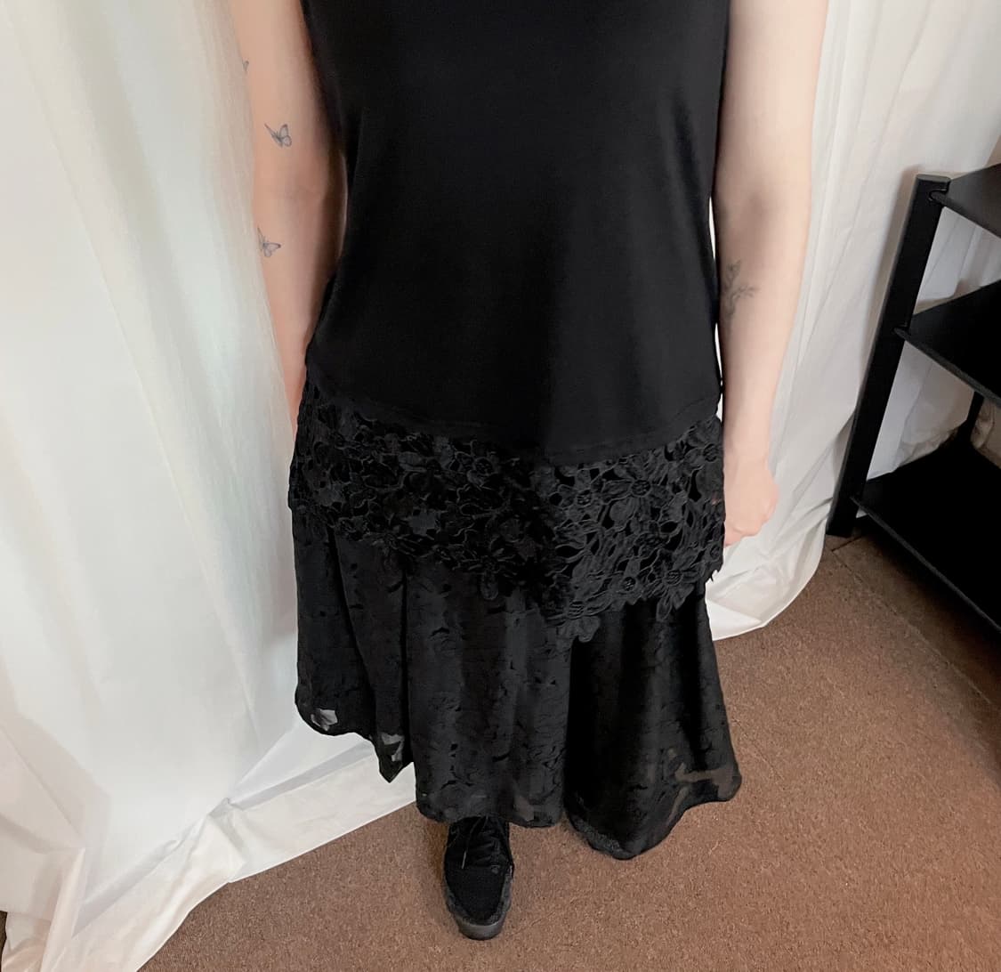 Flower Punching Hem Sleeveless - Black 상품이미지4